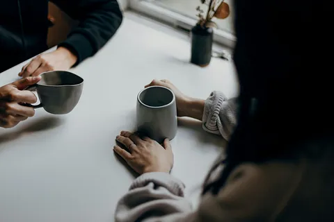 Ihmisiä kahvin äärellä K-S-Saki asumiskuntoutusyksikkö
